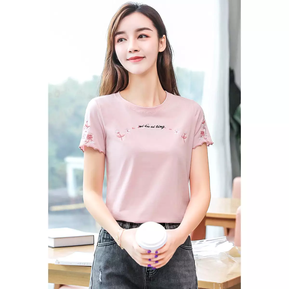 Embroidered short-sleeved t-shirt for women