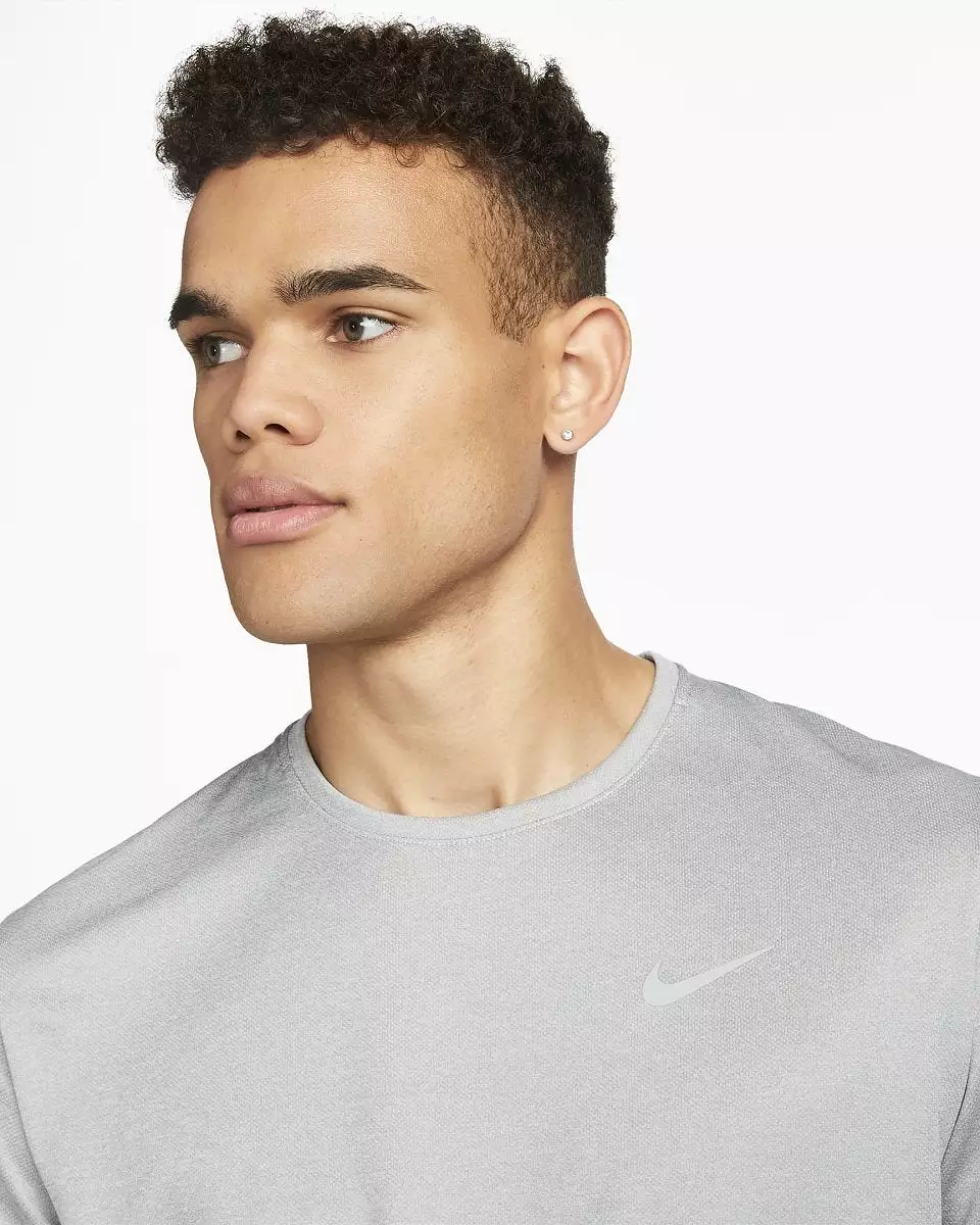 NIKE MEN'S MILER DRI-FIT UV GREY TEE